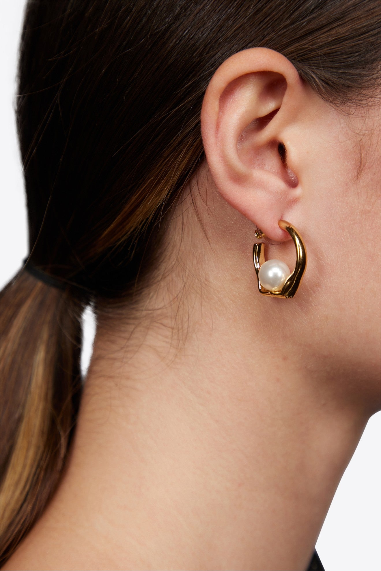 CREOLE EARRINGS WITH HANDS AND PEARLS