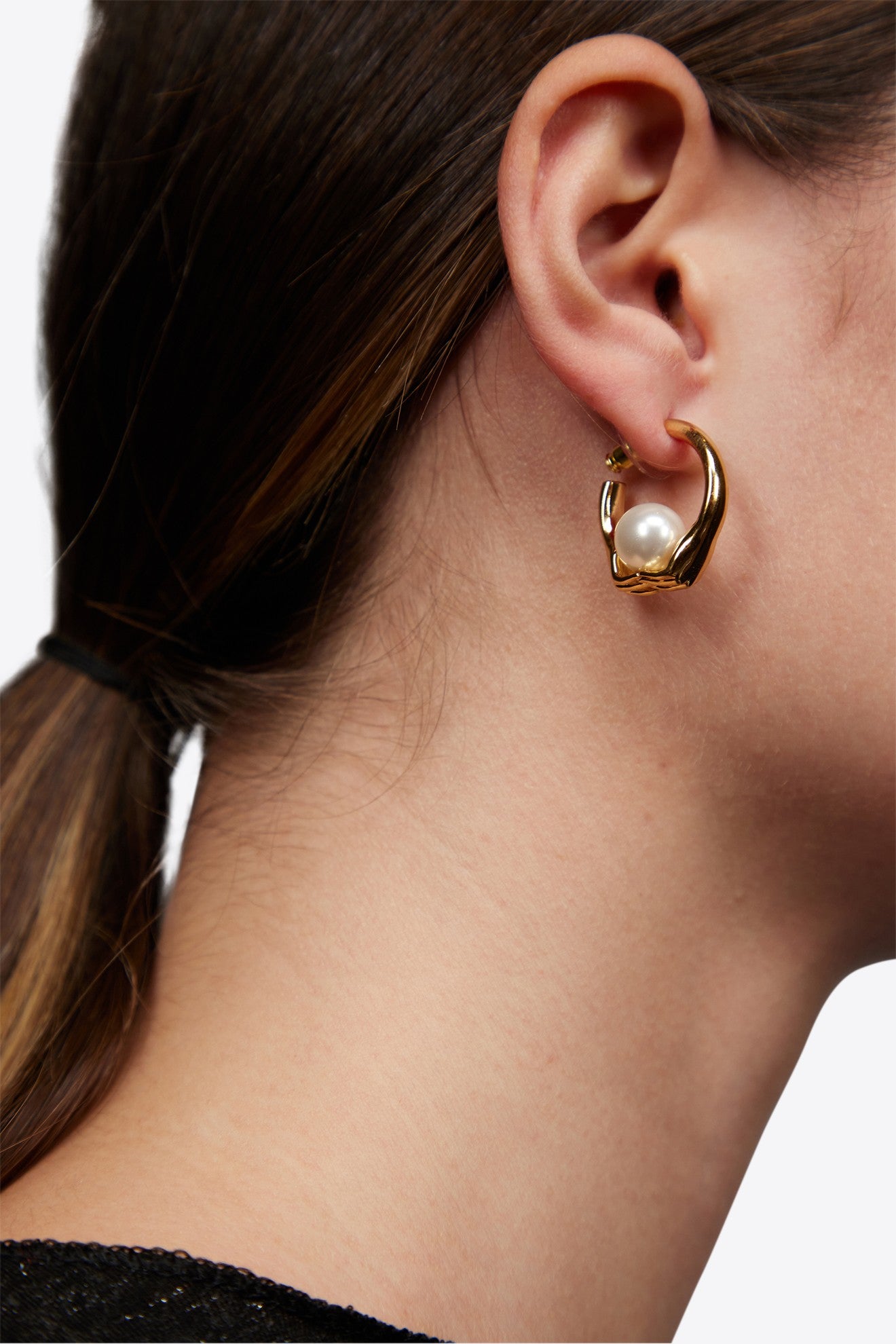 CREOLE EARRINGS WITH HANDS AND PEARLS