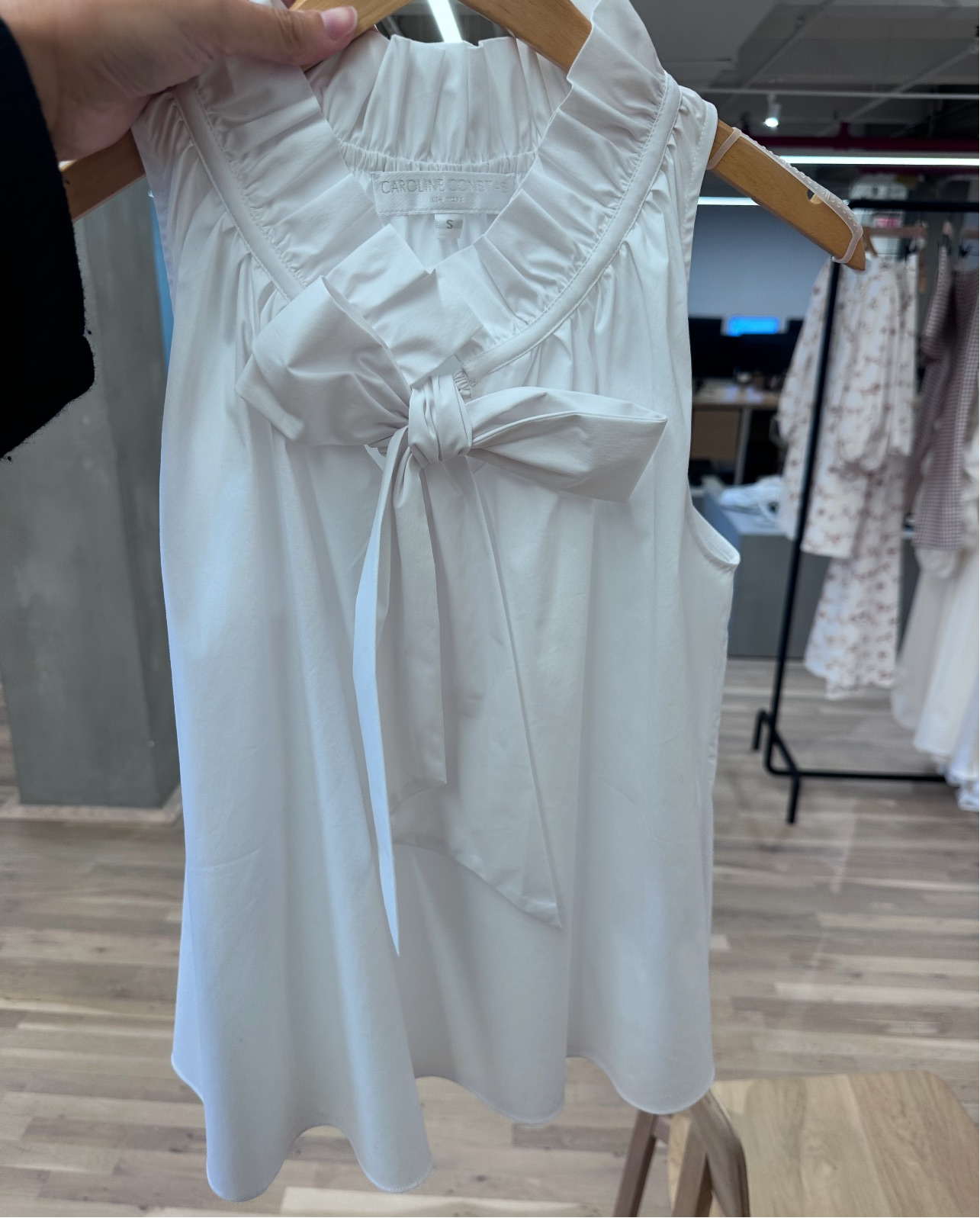 ADDY SLEEVELESS TIE BLOUSE